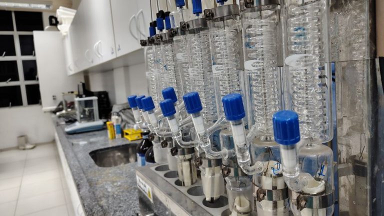 Laboratorio de investigación cosmética con equipamiento científico moderno