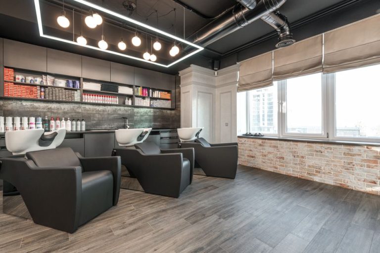 Interior de salón de peluquería moderno vacío