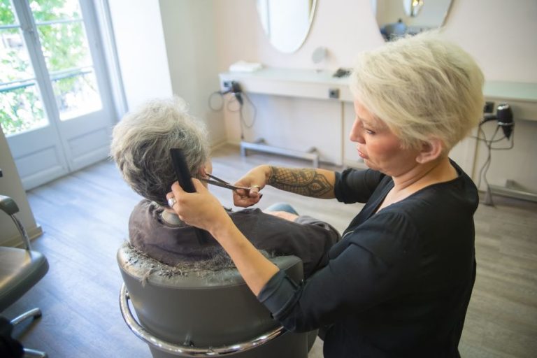 Estilización de corte pixie en salón de belleza con productos profesionales